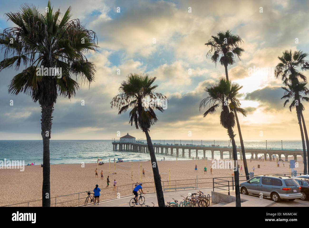 Palmen auf Manhattan Beach und Pier bei Sonnenuntergang, Los Angeles, Kalifornien. Stockfoto