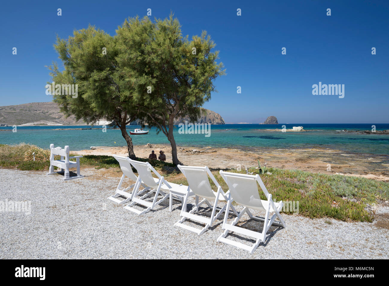 Liegestühle mit Blick auf das Meer bei Nefeli Sunset Studios, Pollonia, Milos, Kykladen, Ägäis, Griechische Inseln; Griechenland; Europa Stockfoto