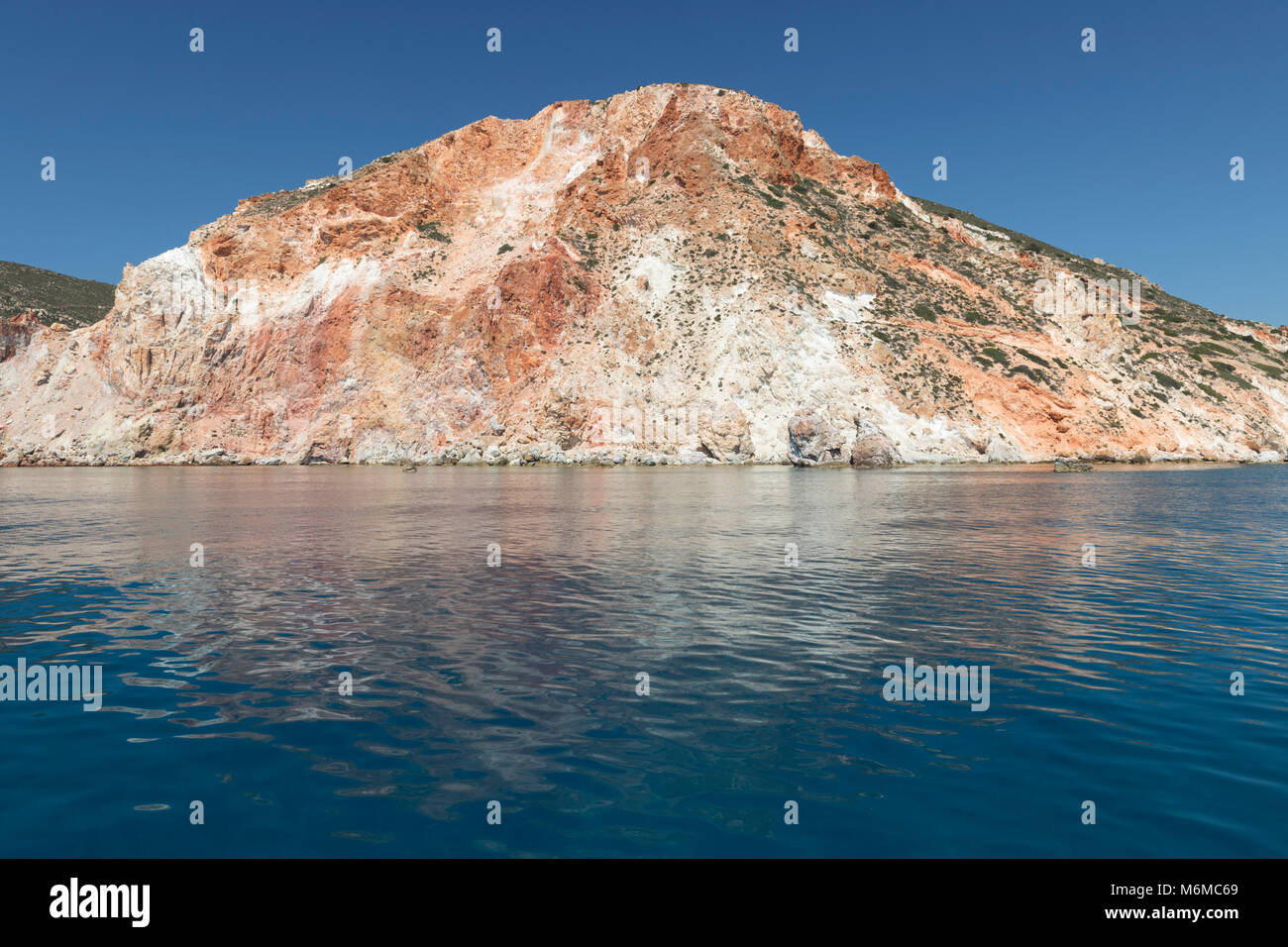 Farbige Felsen, Klippen auf Süd-Ost-Küste in der Nähe von Thiorichio, Milos, Kykladen, Ägäis, Griechische Inseln; Griechenland; Europa Stockfoto