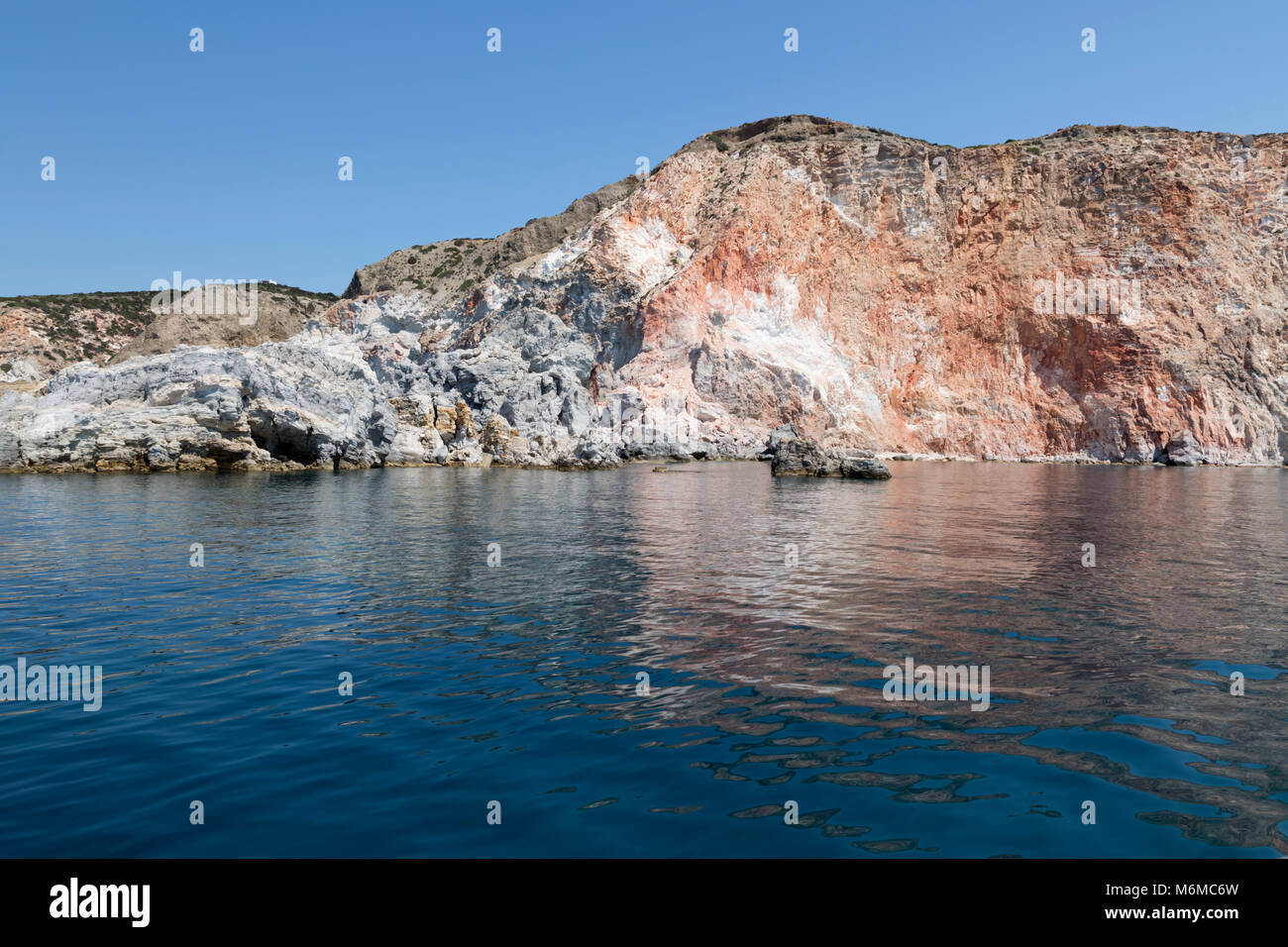 Farbige Felsen, Klippen auf Süd-Ost-Küste in der Nähe von Paliochori, Milos, Kykladen, Ägäis, Griechische Inseln; Griechenland; Europa Stockfoto