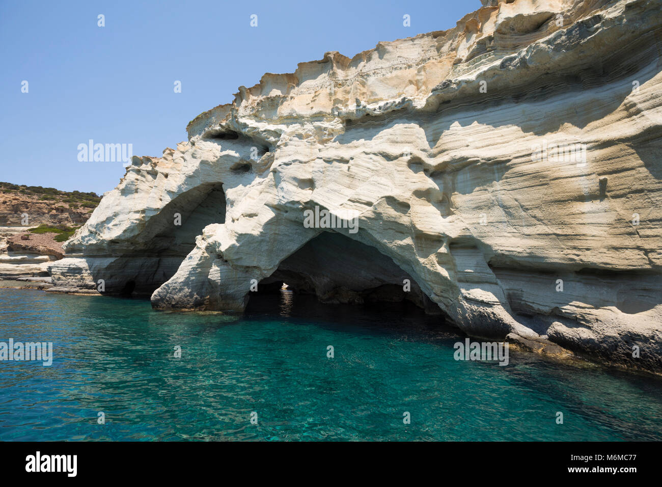 Höhlen und Felsformationen mit kristallklarem Wasser auf Kleftiko, Kleftiko, Milos, Kykladen, Ägäis, Griechische Inseln; Griechenland; Europa Stockfoto