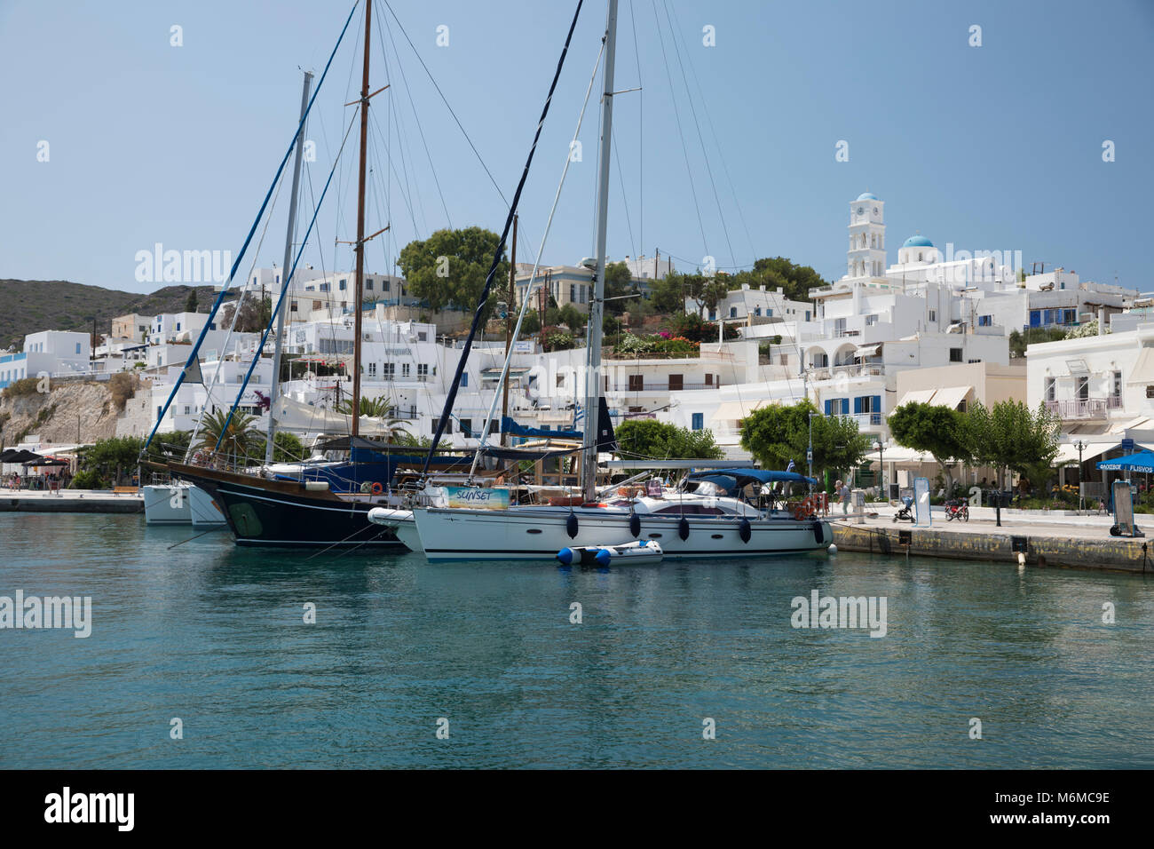 Blick auf den Hafen von Adamantas, Adamantas, Milos, Kykladen, Ägäis, Griechische Inseln; Griechenland; Europa Stockfoto