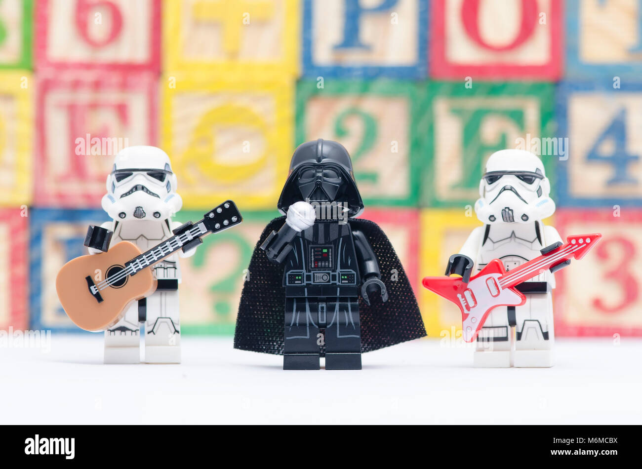 Lego Darth Vader holding Mikrofon mit Sturmtruppen holding Gitarre auf weißem Hintergrund. Stockfoto