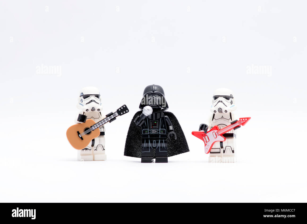 Lego Darth Vader mit Storm Trooper singen und spielen Gitarre. auf weißem Hintergrund. Stockfoto