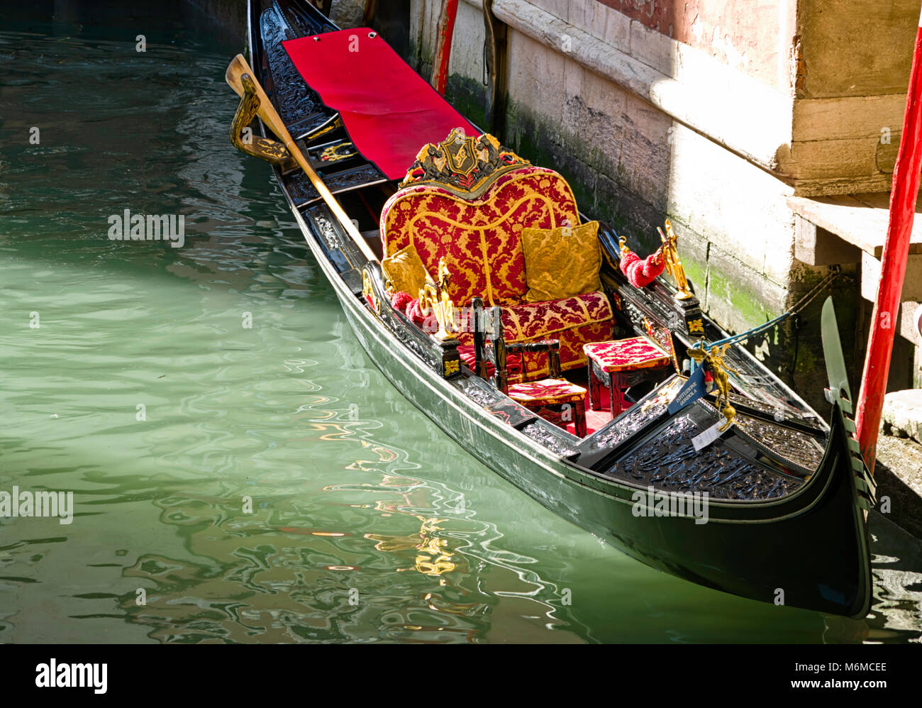 Die Gondel ist ein traditionelles, flachen venezianischen Ruderboot, gut an die Bedingungen der venezianischen Lagune geeignet. Es ist ähnlich wie bei einem Kanu Stockfoto