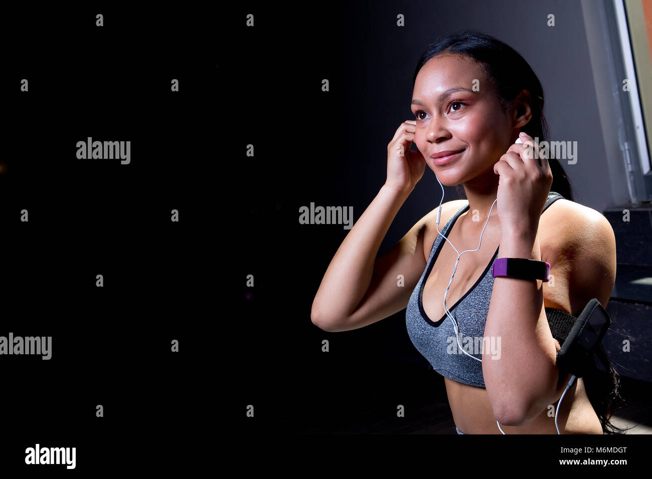 Gemischte Rasse Frau im Fitnessstudio lächeln Stockfoto