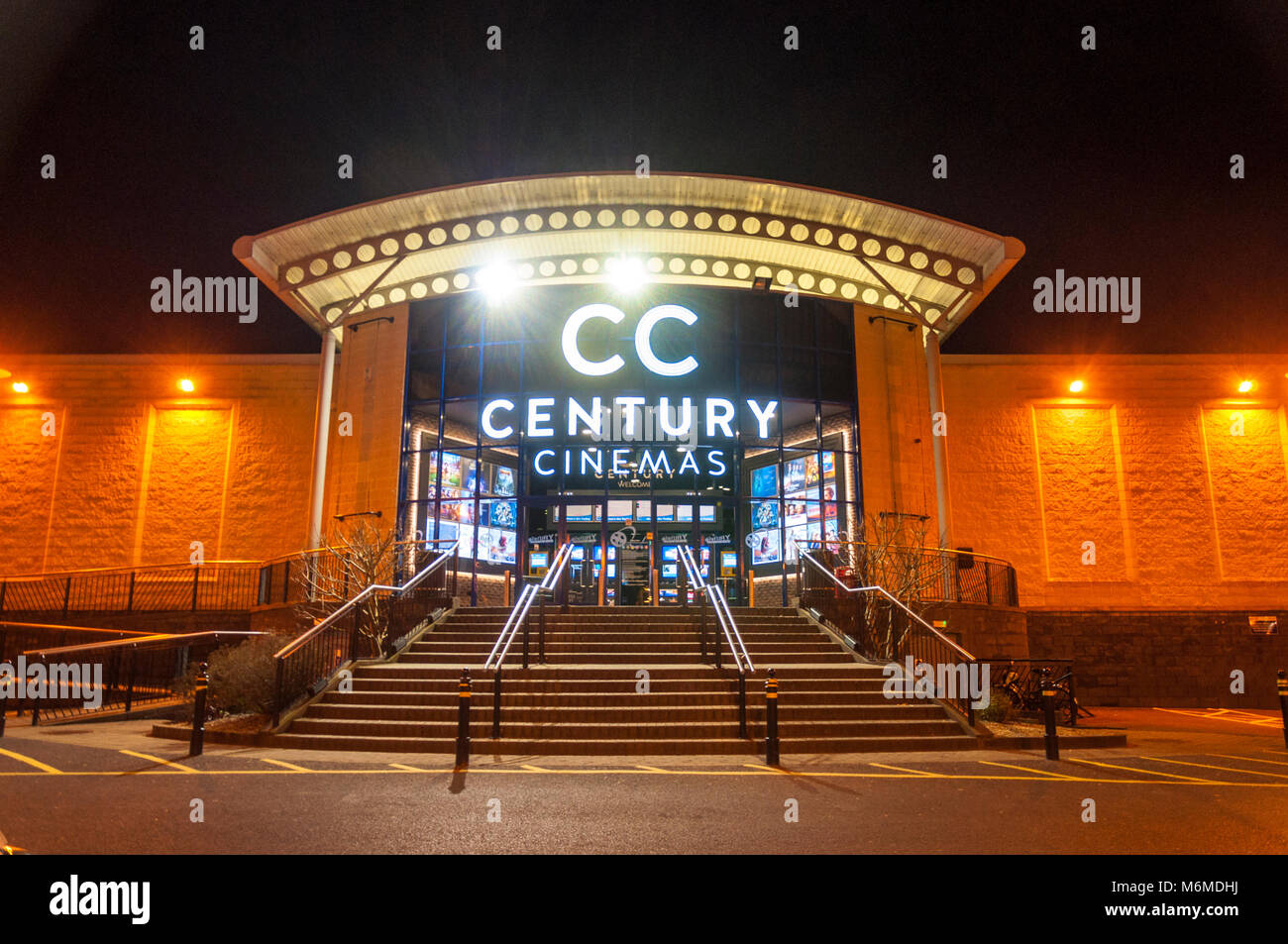 Jahrhundert Kinos Komplex in Letterkenny, County Donegal, Irland in der Nacht Stockfoto