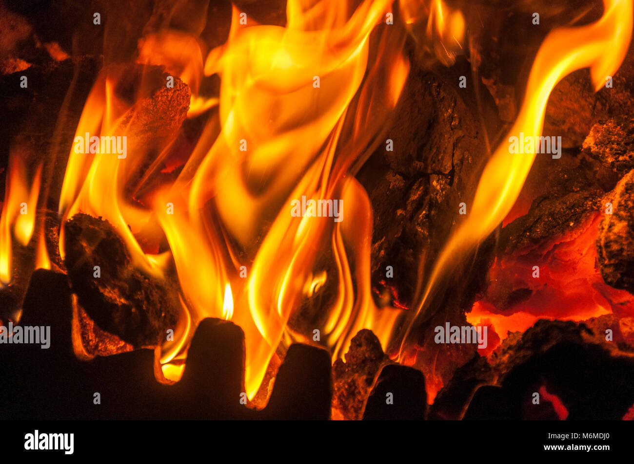 Bei der Verbrennung von Kohle und Holz in einem Metall Herd Stockfoto