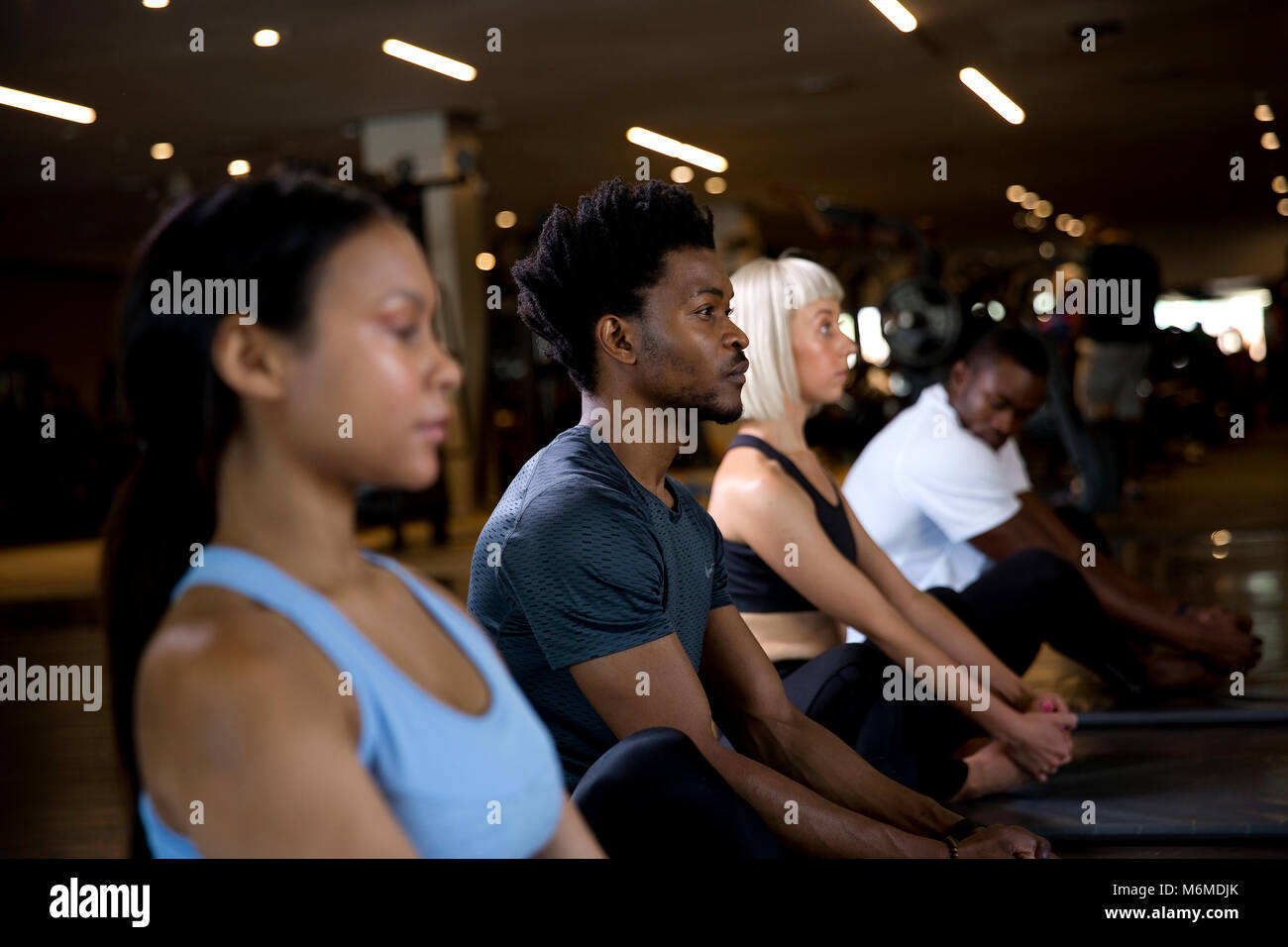 Menschen mit Dehnen in Yoga class Stockfoto