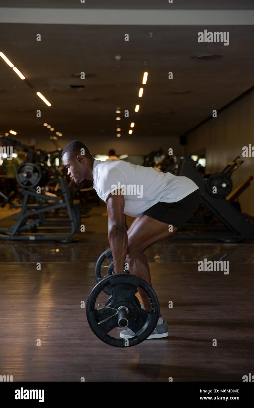 Mann, Athlet, Gewichte zu heben in der Turnhalle Stockfoto