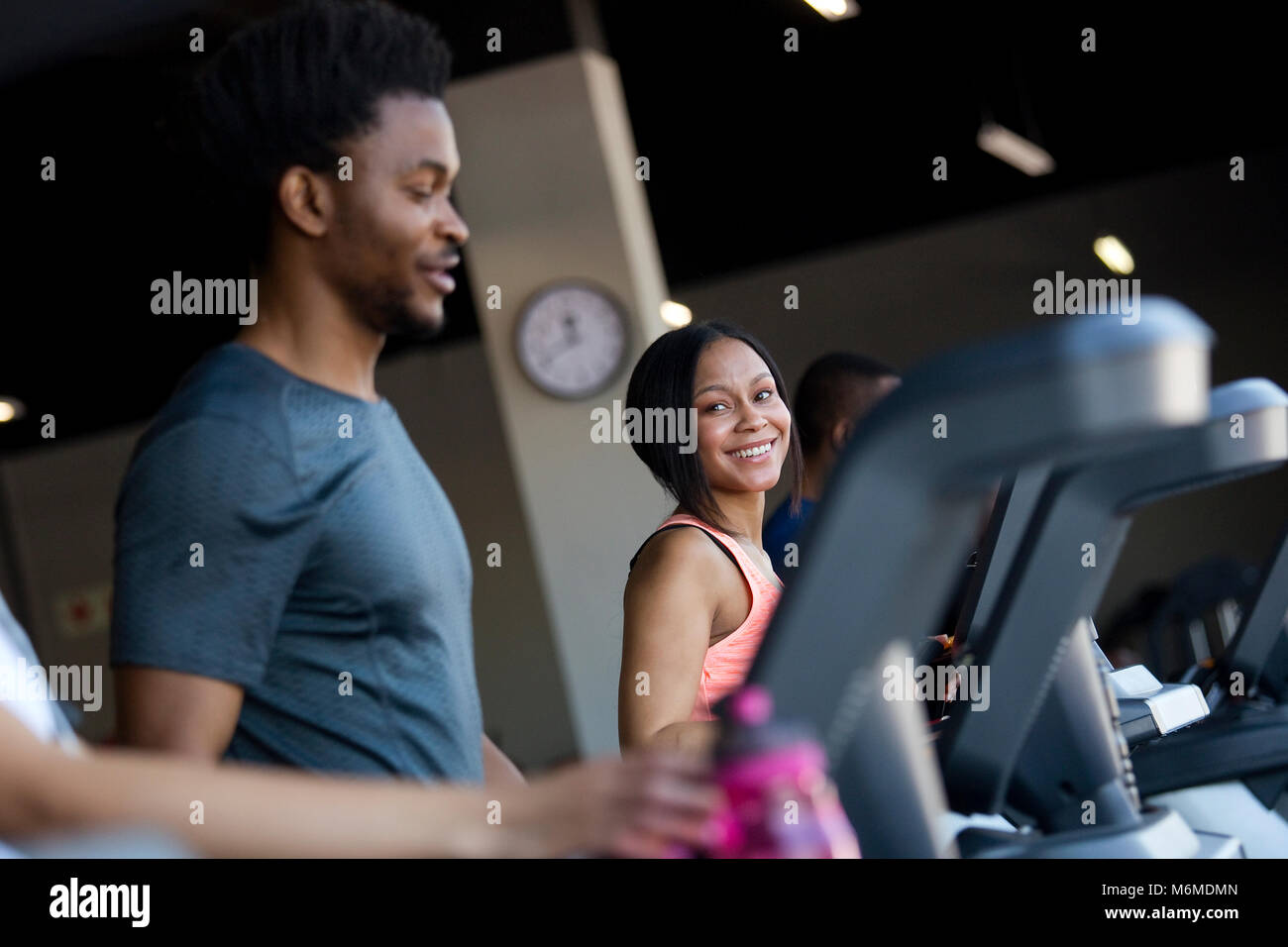 Gemischte Rasse Frau auf Laufband im Fitnessstudio Stockfoto