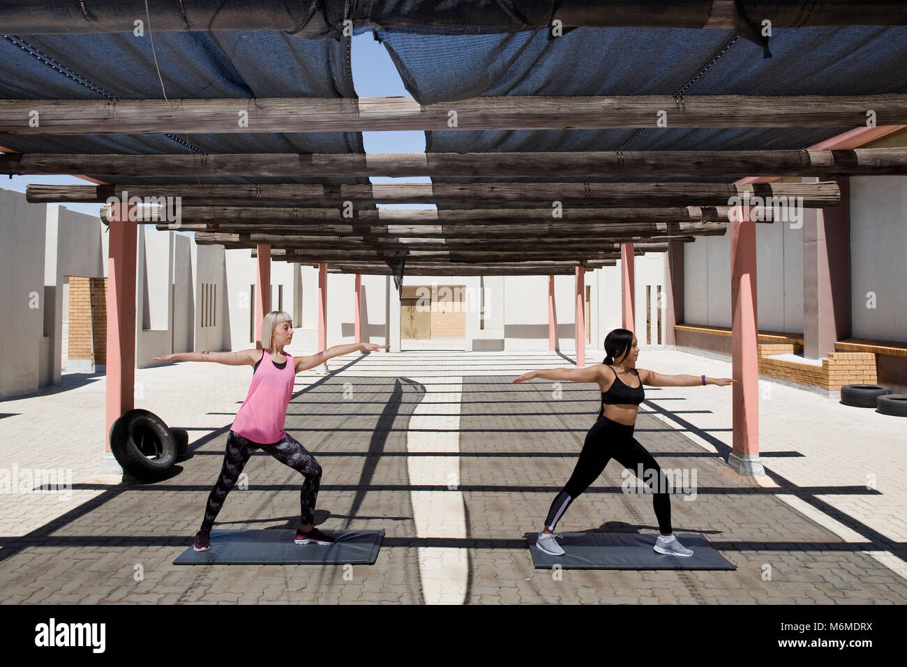 Frauen im Yoga-Kurs Stockfoto