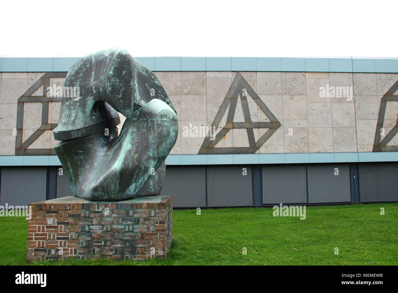 Große Verriegelung von Henry Moore und Relief mit geometrischen Figuren von Sol LeWitt im Hintergrund, Gemeentemuseum, Den Haag, Niederlande Stockfoto