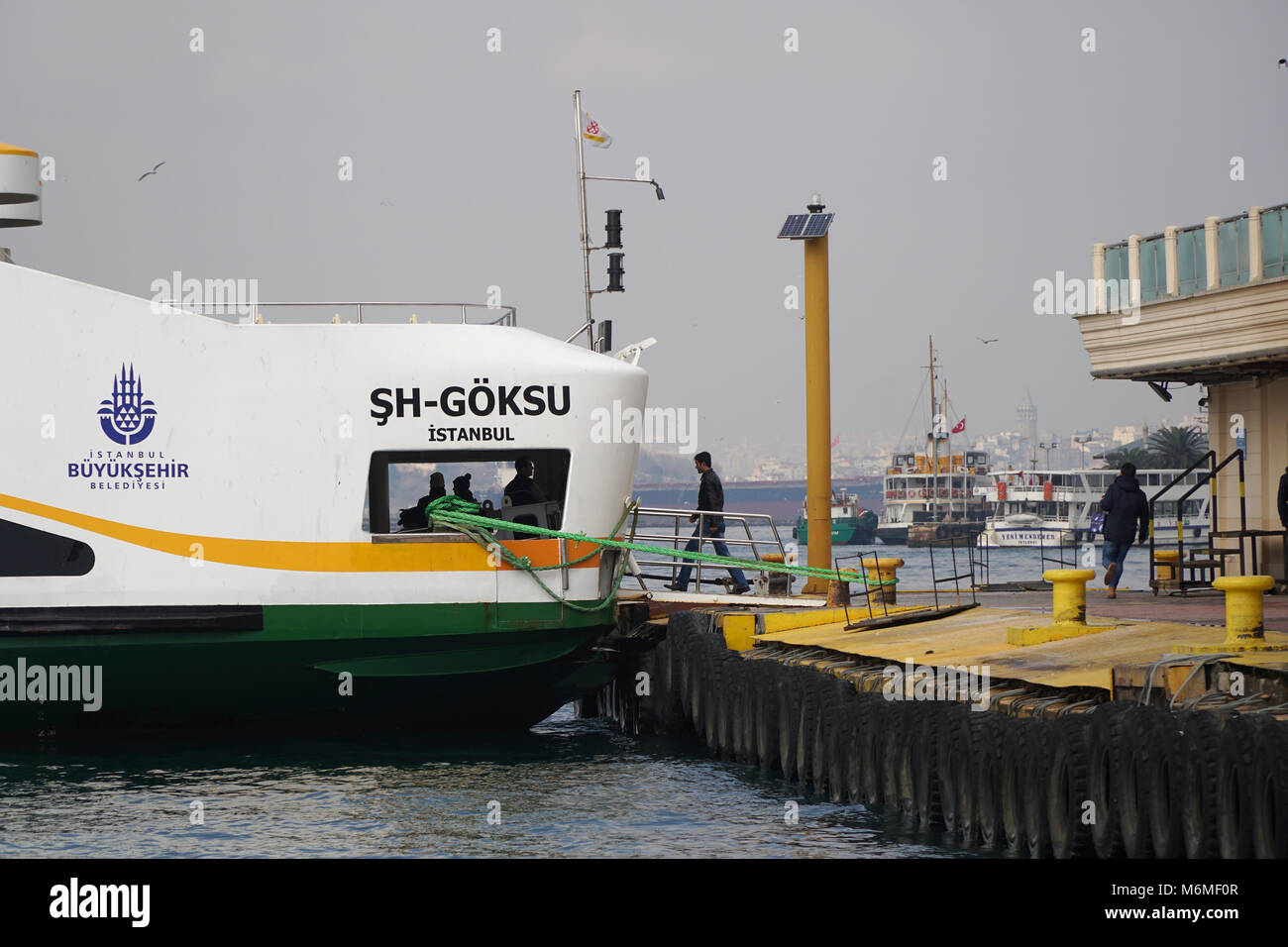 Istanbul, Türkei - 1. März, 2018: die Menschen in ein neues Modell Transport Schiff in Istanbul, Kadiköy. Stockfoto