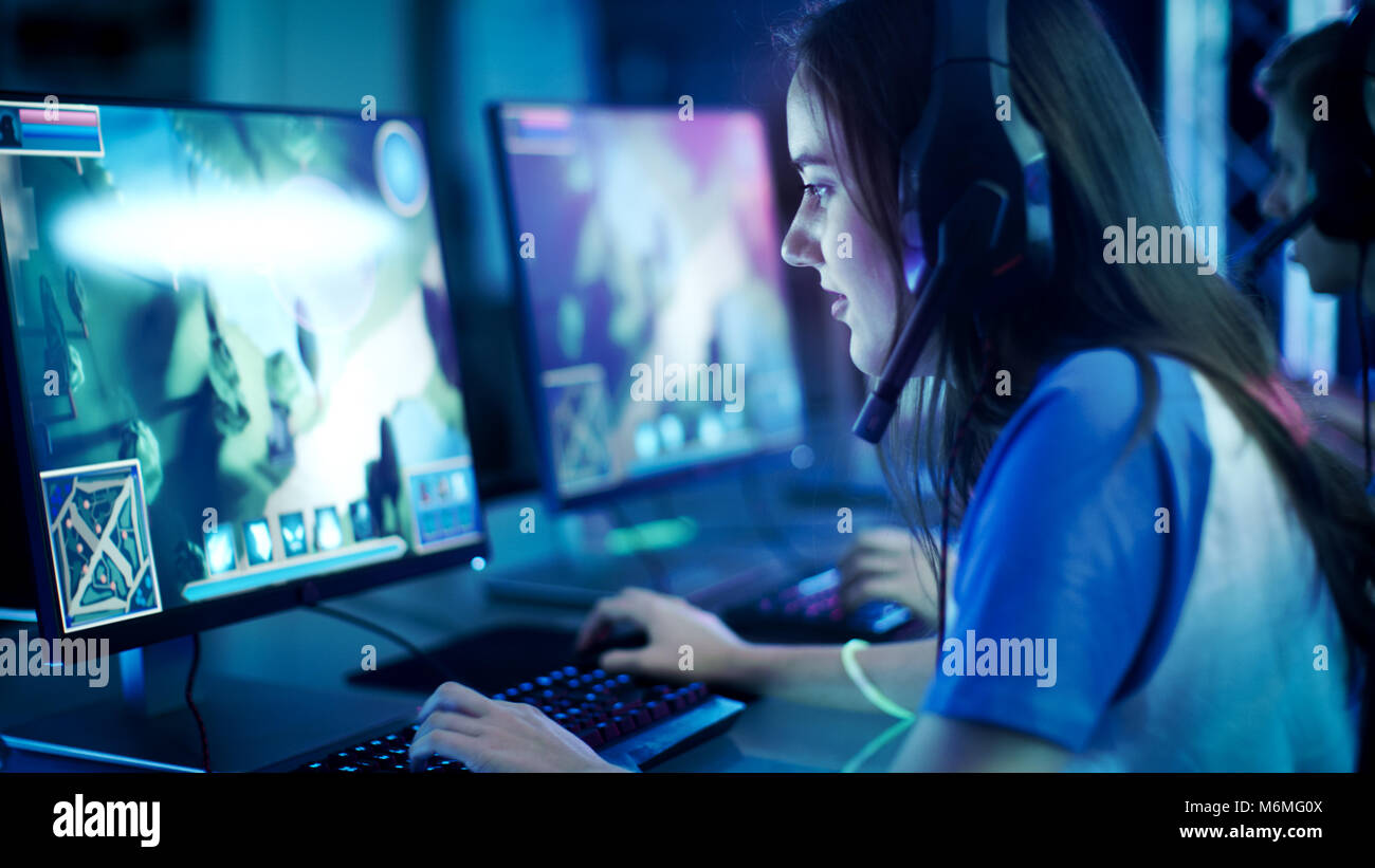 Professionelle girl Gamer spielt in MMORPG/Strategie Spiel auf Ihrem Computer. Sie ist die Teilnahme an Online Cyber Games Turnier, spielt zu Hause. Stockfoto