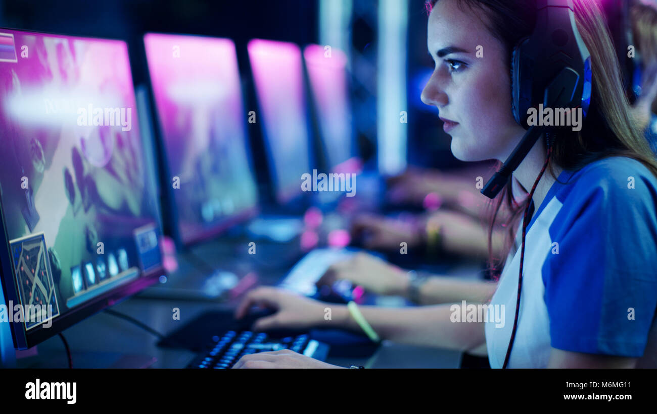 Professionelle girl Gamer spielt in MMORPG/Strategie Spiel auf Ihrem Computer. Sie ist die Teilnahme an Online Cyber Games Turnier, spielt zu Hause. Stockfoto