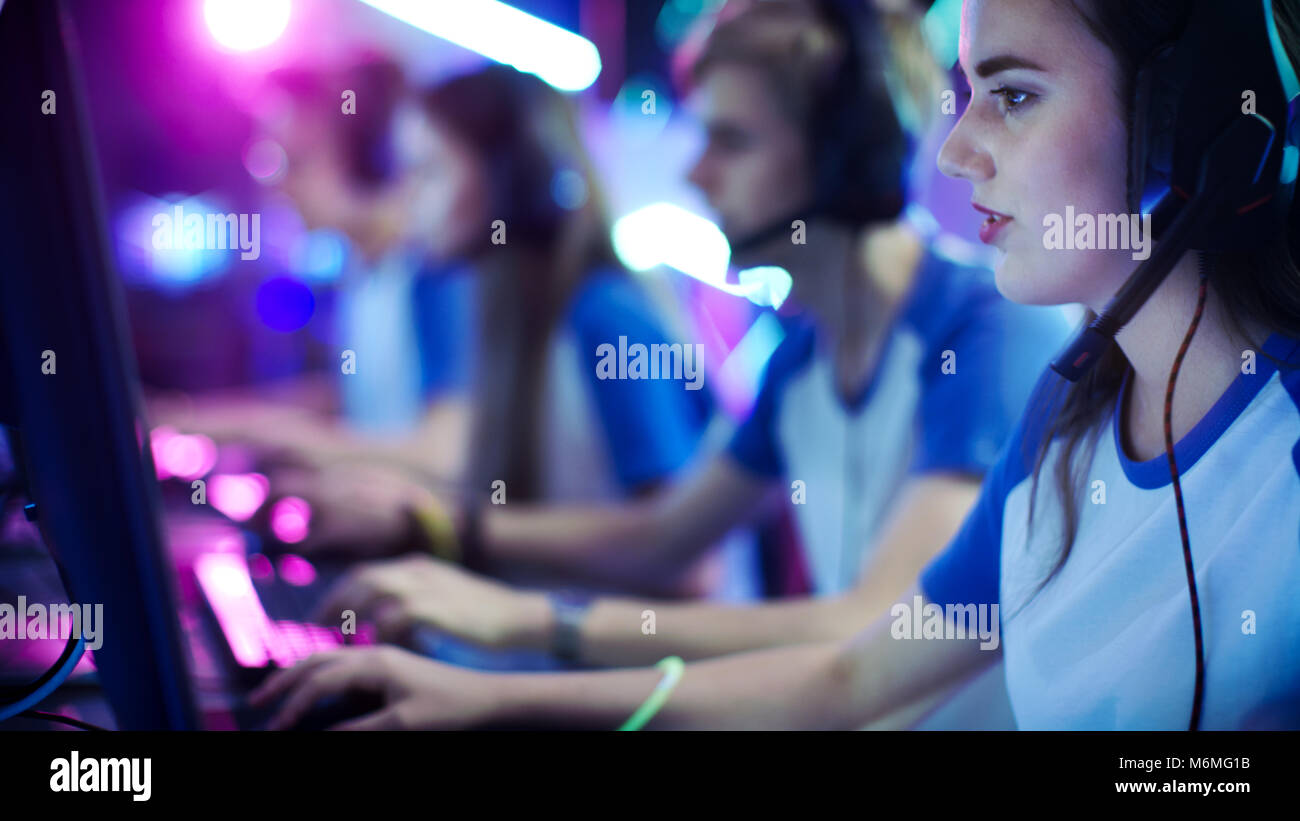 Team von professionellen eSport Gamer spielen in wettbewerbsfähige Video Spiele auf einem Cyber Games Turnier. Sie bei der Verwendung von Mikrofonen. Stockfoto