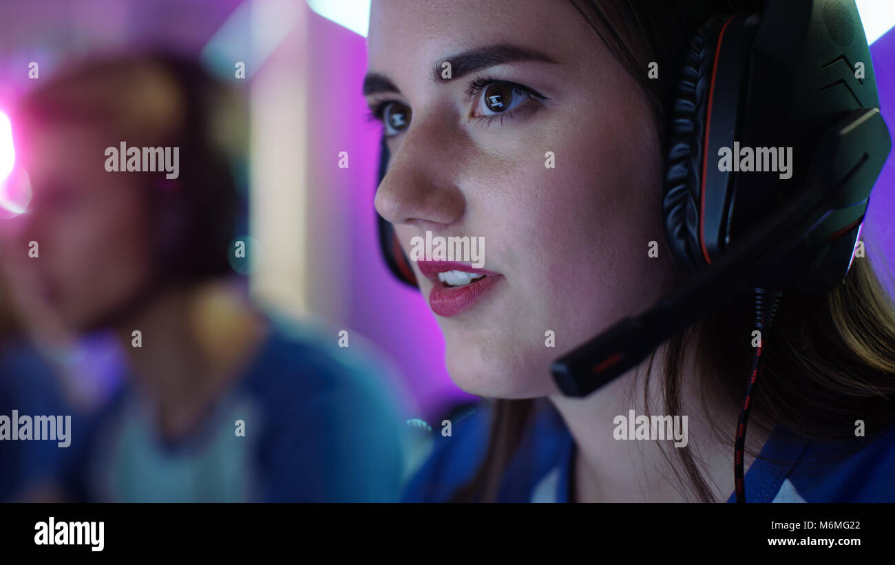 Schöne professionelle Gamer Girl und ihr Team nehmen an eSport Cyber Games Turnier. Sie hat Ihre Kopfhörer und spricht in das Mikrofon. Stockfoto