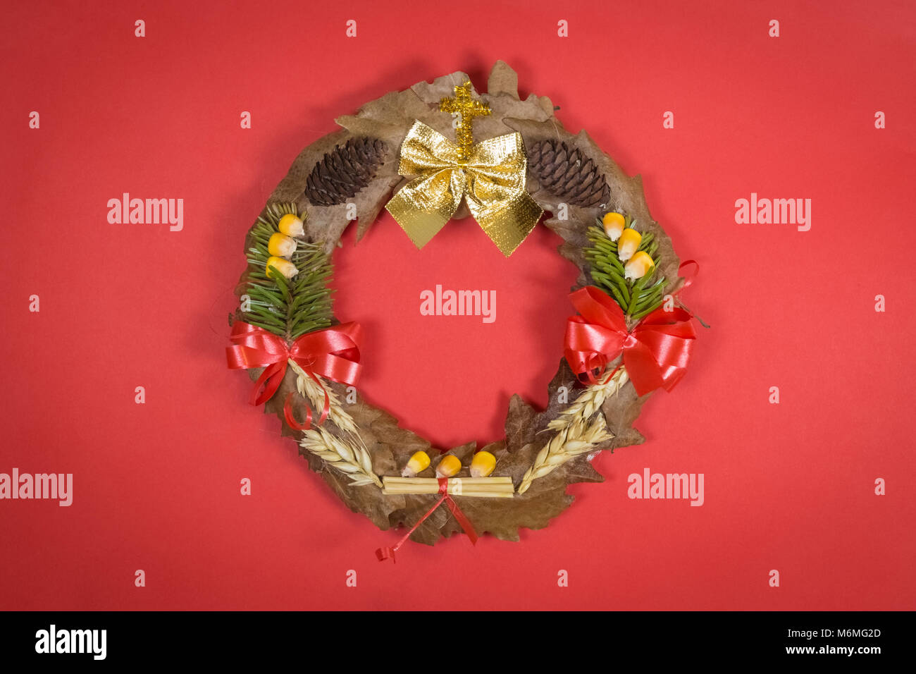 Orthodoxe Weihnachten Kranz aus Eichenlaub, kiefer Zweige, Weizen und Mais,  Rot, isoliert Stockfotografie - Alamy