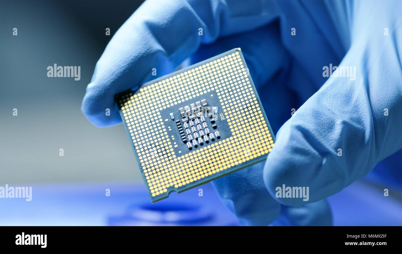 Close-up Präsentation einer neuen Generation von Microchip. Behandschuhte Hand Holding Stück technologische Wunder. Stockfoto