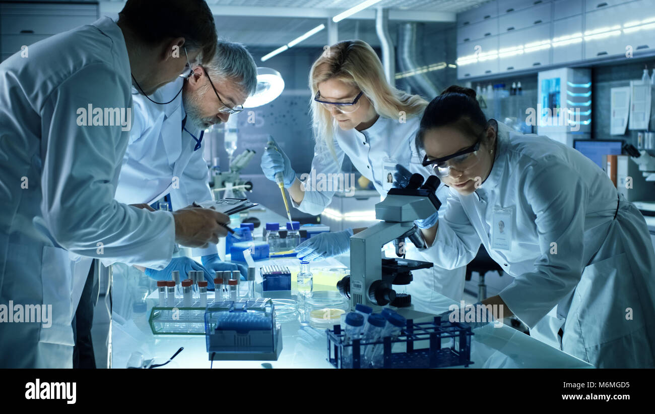 Team der Medizinischen Forschung Wissenschaftler gemeinsam arbeiten an einer neuen Generation von experimentellen Droge Behandlung. Labor sieht Besetzt, hell und modern. Stockfoto