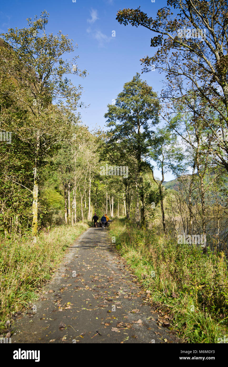 Wanderer neben Loch Lubnaig auf Rout 7, die 9 Meile ehemalige Bahnstrecke von Callander zu Strathyre, Stockfoto