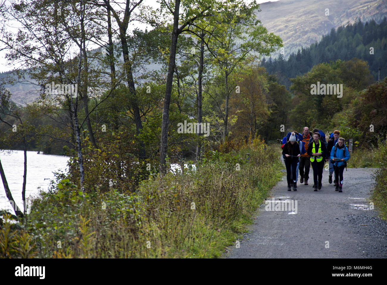 Wanderer neben Loch Lubnaig auf Rout 7, die 9 Meile ehemalige Bahnstrecke von Callander zu Strathyre, Stockfoto