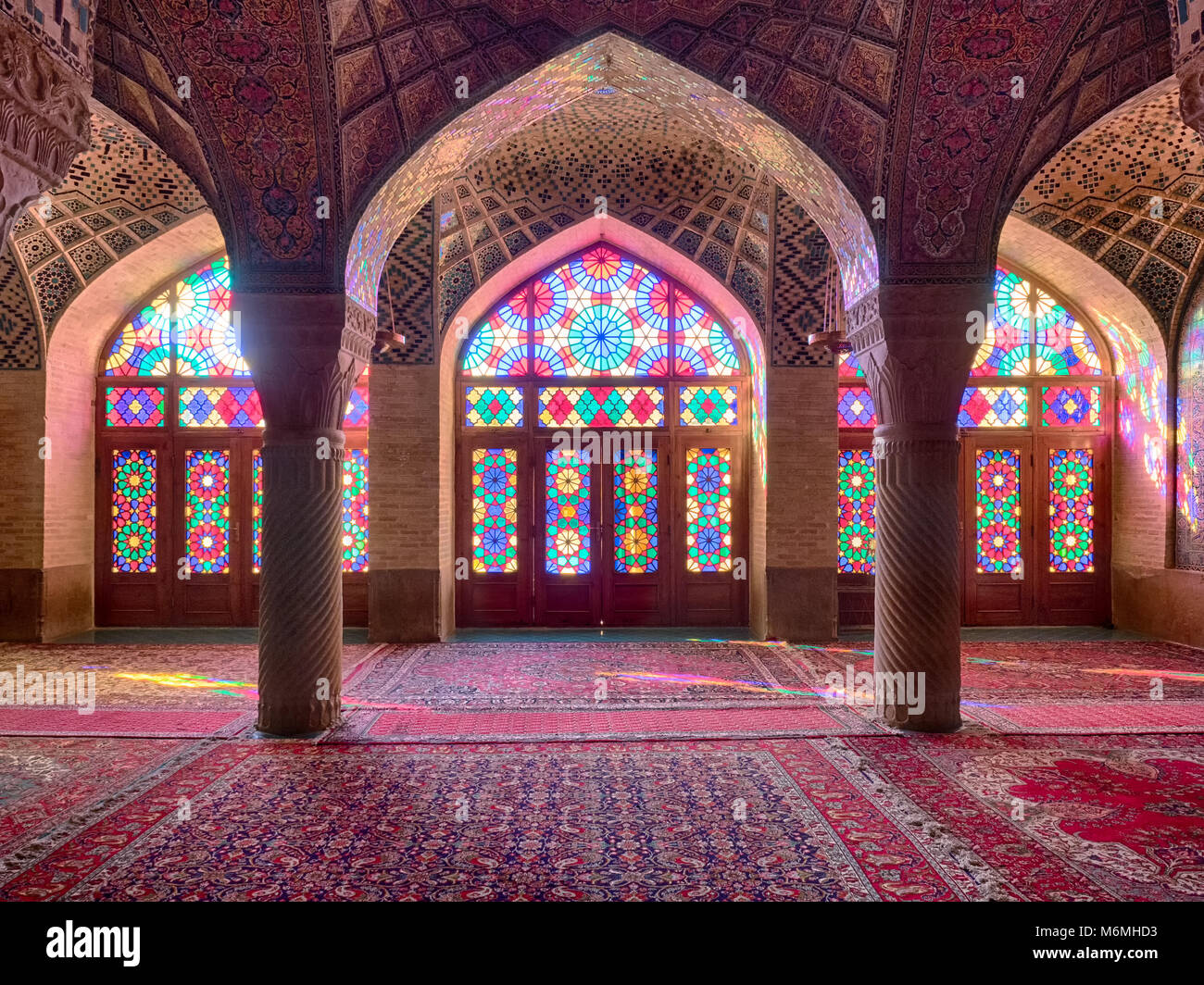 Die Nasir ol-Molk Moschee, die auch als Rosa Moschee genannt, ist eine traditionelle Moschee in Shiraz, Iran. Die Moschee gehört umfangreiches farbiges Glas in seinem f Stockfoto