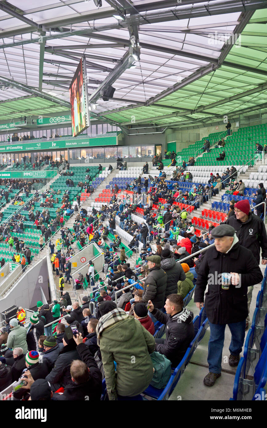 Die Leute, die ein Spiel der österreichischen Bundesliga In der Allianz Stadion in Wien vor dem Fußballspiel Rapid Wien vs Sturm Graz. Stockfoto