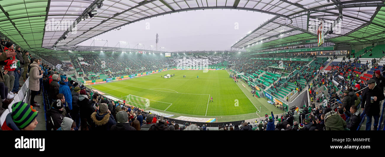 Panoramablick auf die Allianz Stadion in Wien vor dem Fußballspiel Rapid Wien vs Sturm Graz mit Choreographie der Fans. Stockfoto