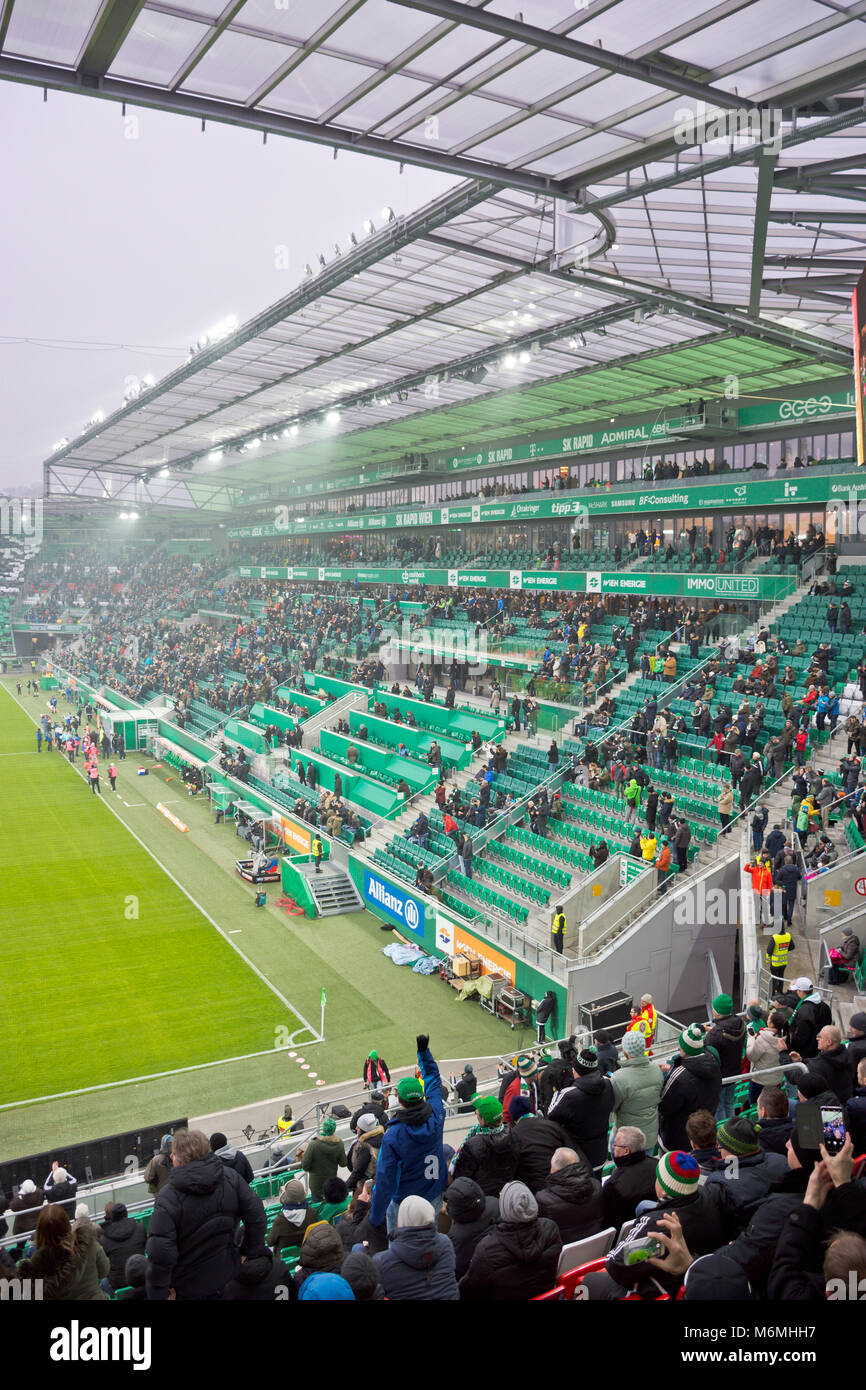 Die Leute, die ein Spiel der österreichischen Bundesliga In der Allianz Stadion in Wien vor dem Fußballspiel Rapid Wien vs Sturm Graz. Stockfoto