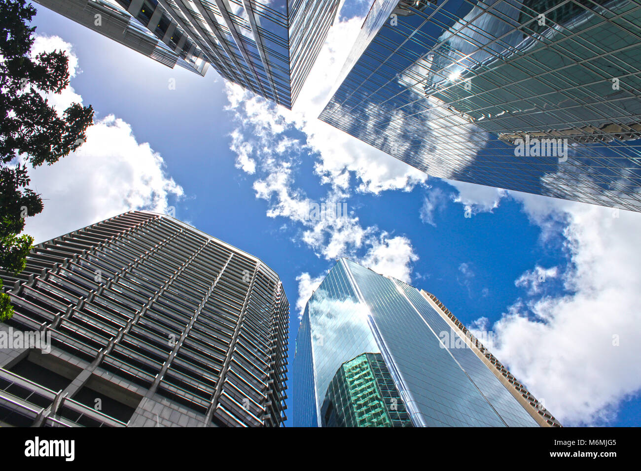 Anzeigen, die auf der blauen bewölkten Himmel durch Wolkenkratzer spiegelt Wolken und anderen Gebäuden in CBD Brisbane Queensland Australien Stockfoto
