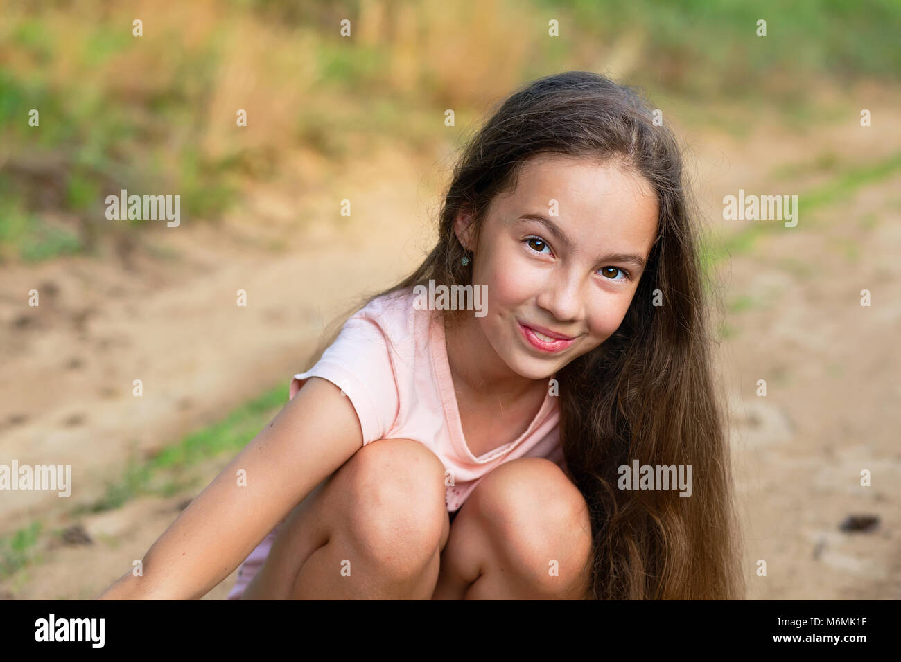 Gerne kleine Mädchen aufgeregt. Cute teen Mädchen lächelnd auf Sommer Hintergrund sehr glücklich. Stockfoto