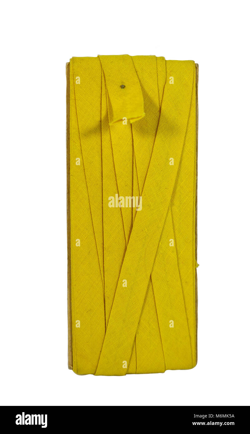 Gelbe Schrägband auf Karton Halter mit einem geraden Stift auf weißem Hintergrund gesichert Stockfoto