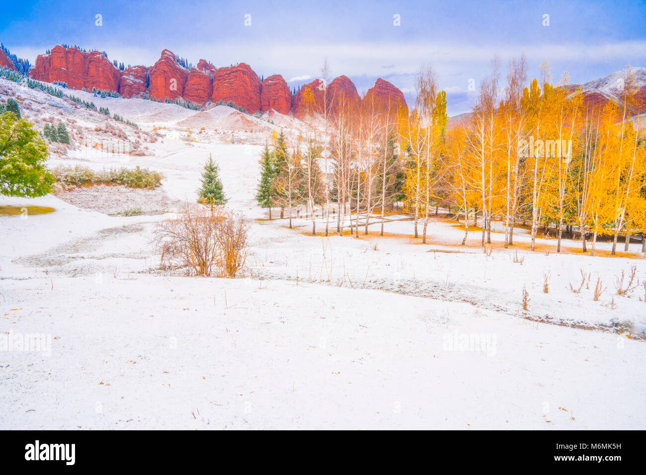 Snowy Sonnenaufgang am Sieben Stiere Formationen, Kyrygyzstan, Jeti Oguz Dorf, Kirizian Sandstein Stockfoto