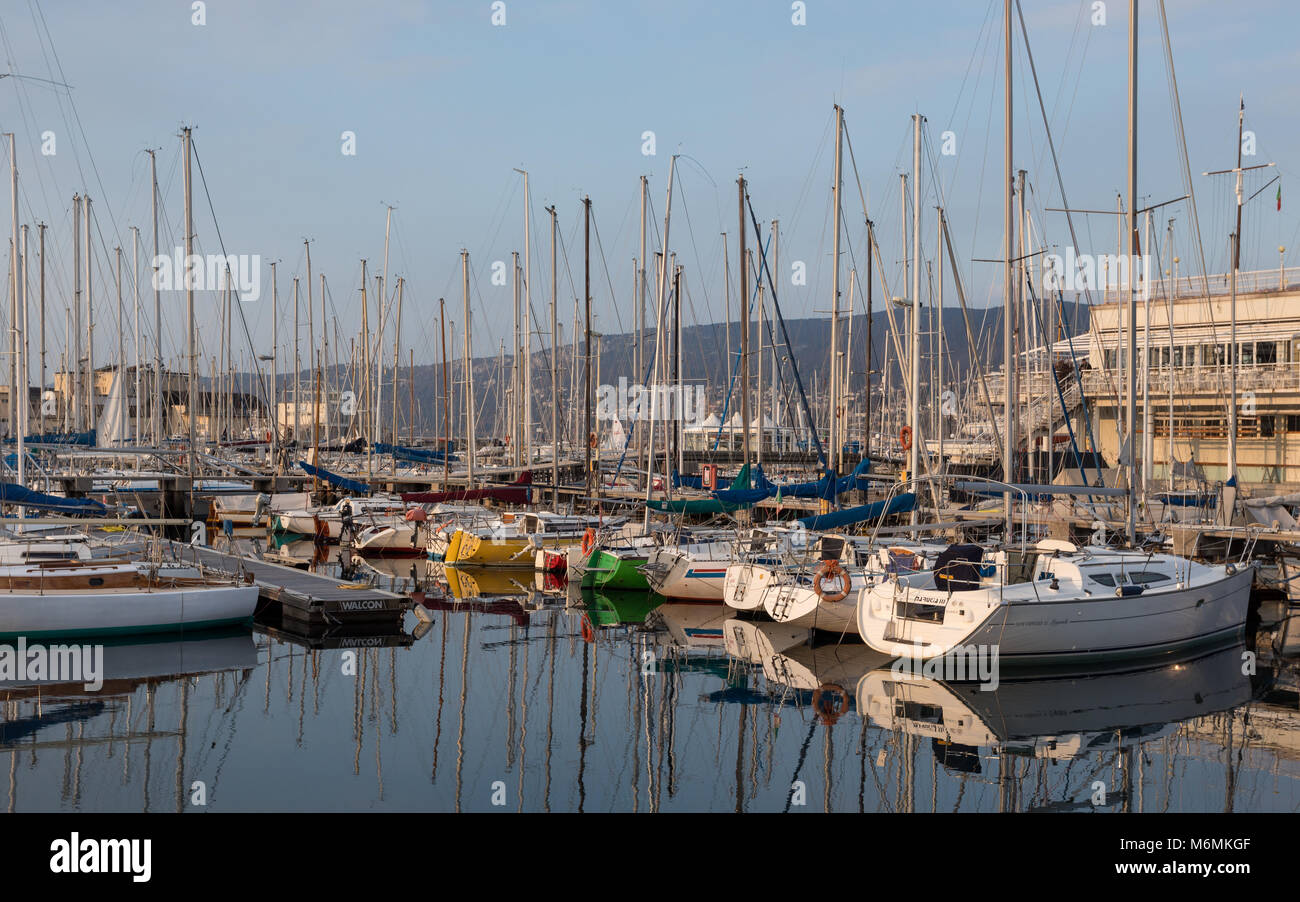 Boote im Yachthafen in Triest, Friaul Julisch Venetien, Italien Stockfoto