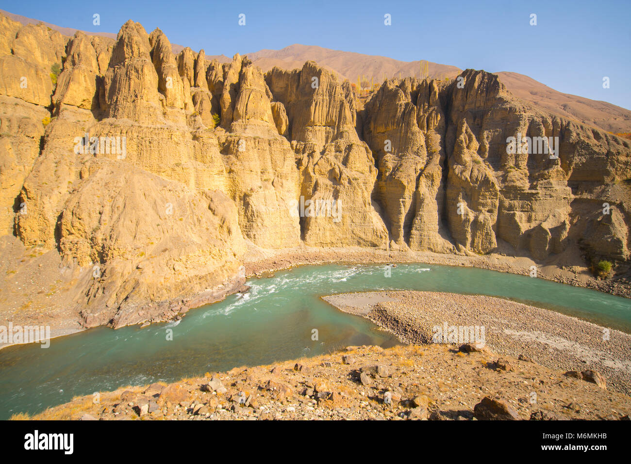 Pinnacles und Fluss, Gissar Berge im Herbst, Tadschikistan. Zentralasien Stockfoto