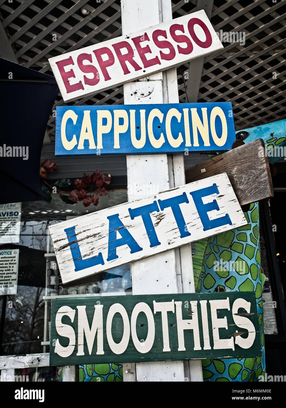 In einem Coffee Shop in der Altstadt sind die Schilder „Coffee and Smoothies“ zu sehen Stockfoto
