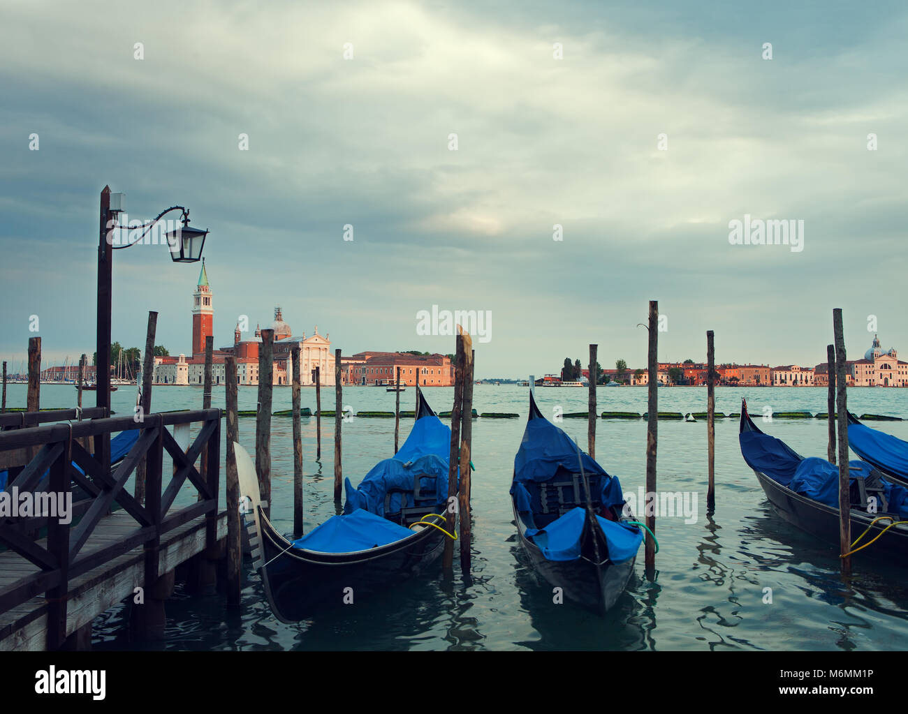 Venedig Landschaft. Blick auf San Giorgio Maggiore mit Gondeln. Getonten Bild Stockfoto