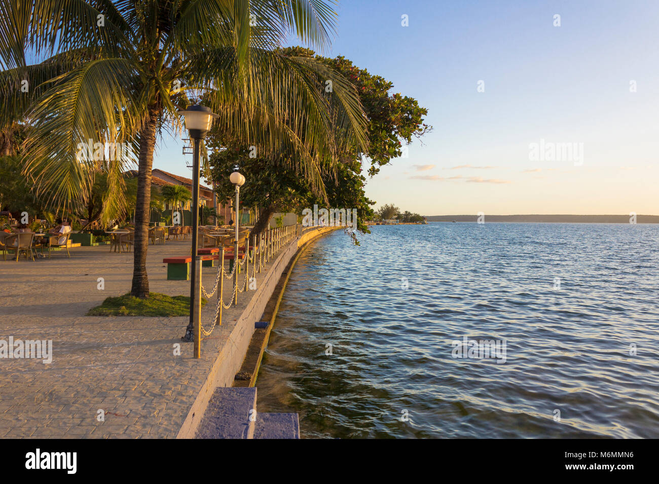 Sonnenuntergang am Meer Terrasse des Hotel Jagua, Cienfuegos, Kuba Stockfoto