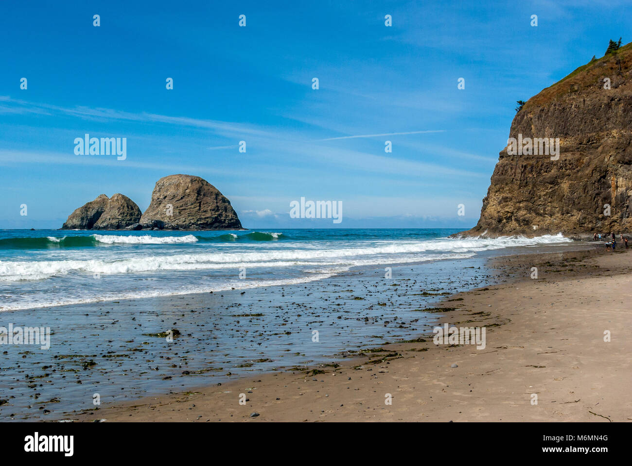 Strand auf den Pazifischen Ozean ohne Menschen und mit Felsen und das Meer im Hintergrund Stockfoto