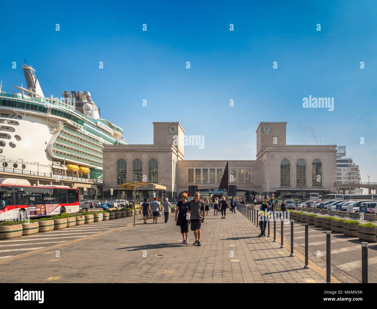 Neapel Kreuzfahrt und Fährhafen, Neapel, Italien. Stockfoto