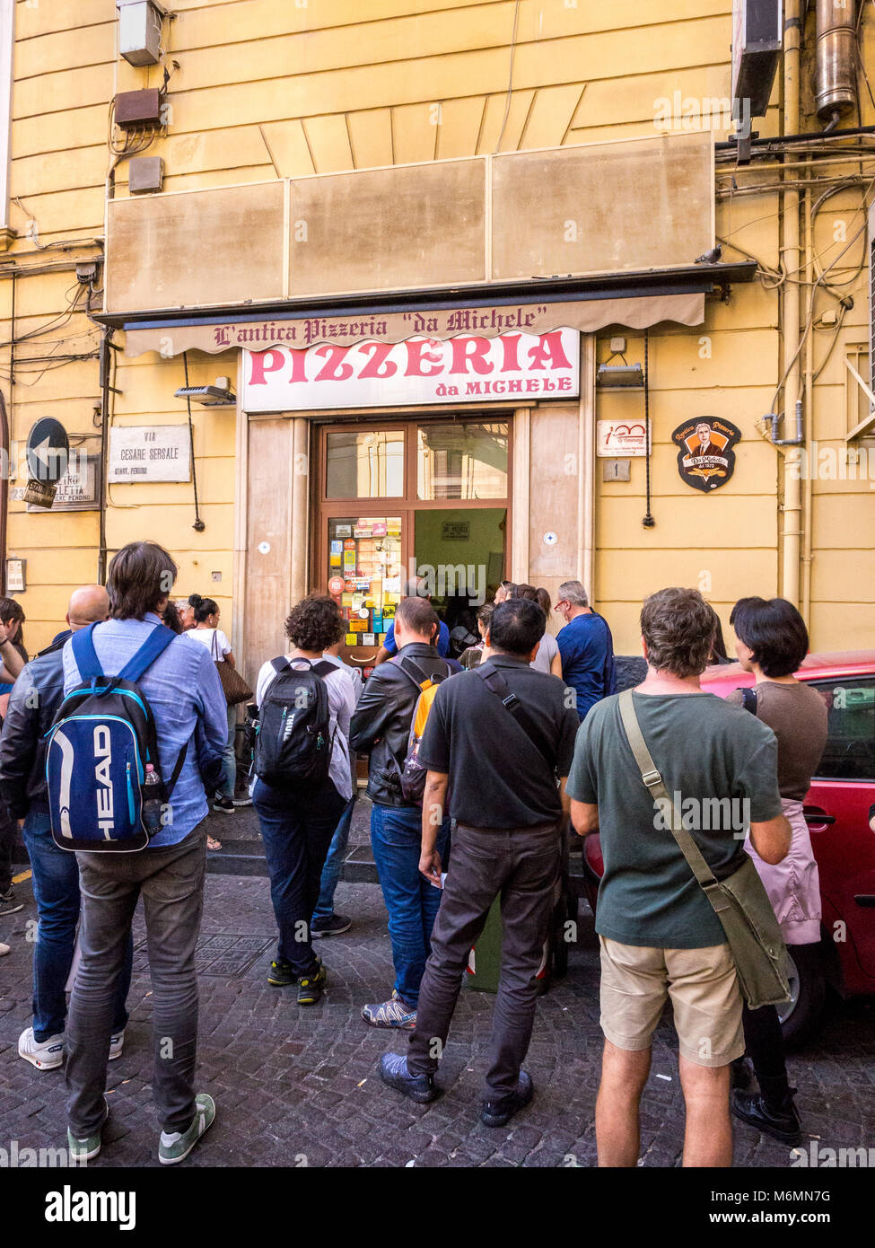 Warteschlange außerhalb L'Antica Pizzeria Da Michele, Neapel, Italien. Stockfoto