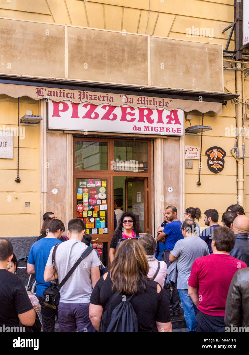 Warteschlange außerhalb L'Antica Pizzeria Da Michele, Neapel, Italien. Stockfoto