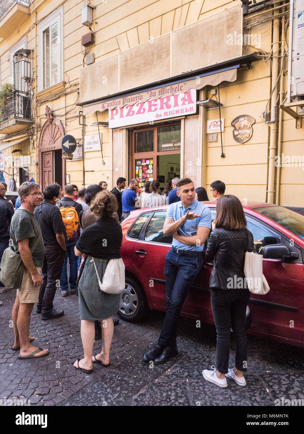 Warteschlange außerhalb L'Antica Pizzeria Da Michele, Neapel, Italien. Stockfoto