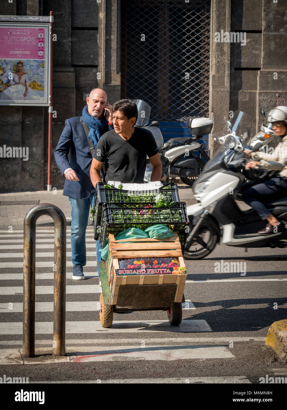 Italienischen Mann drücken sack Warenkorb mit frischem Obst und Gemüse in Neapel, Italien geladen. Stockfoto