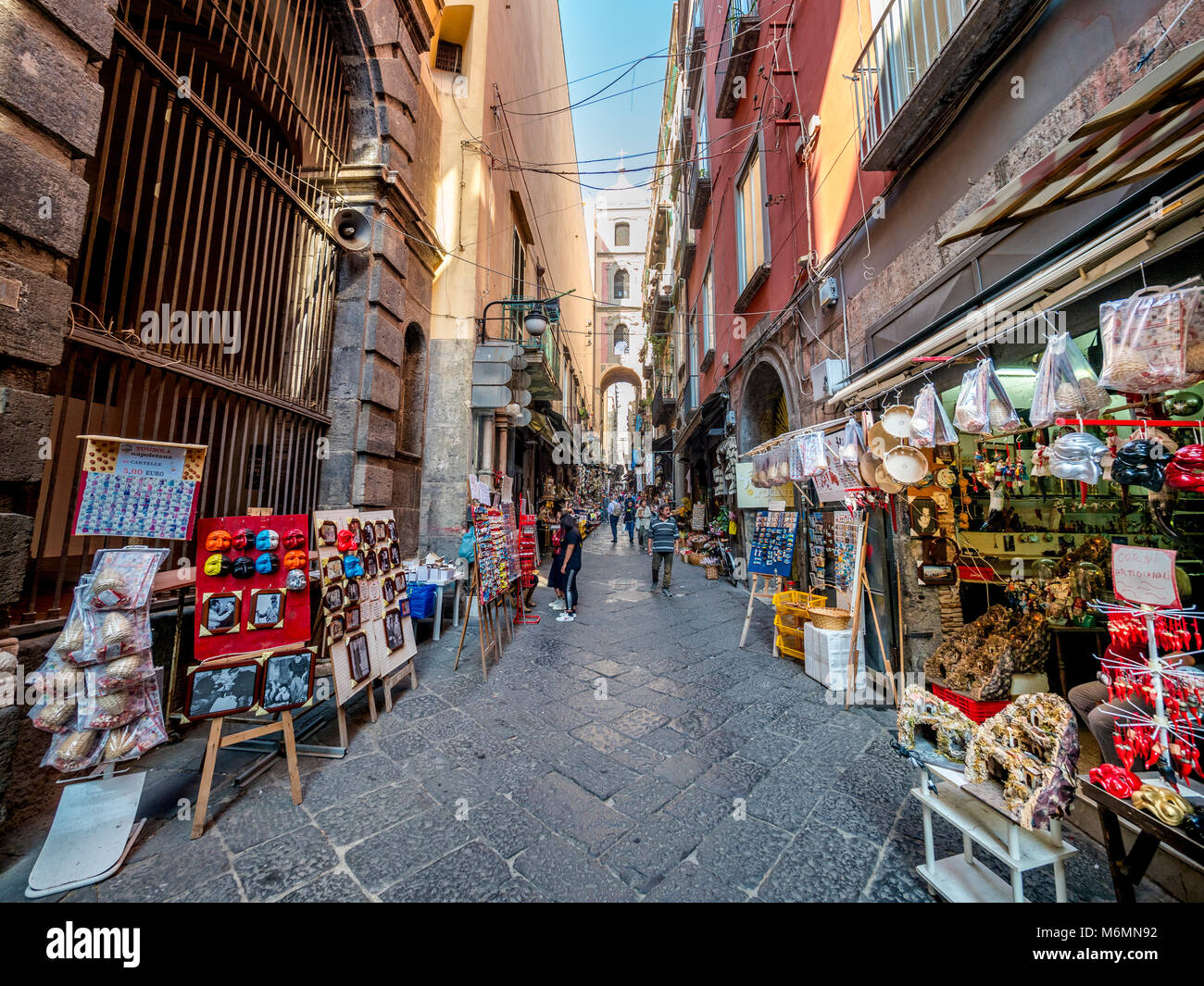 Schmale touristische Straße mit Geschenkeladen in Neapel, Italien. Stockfoto