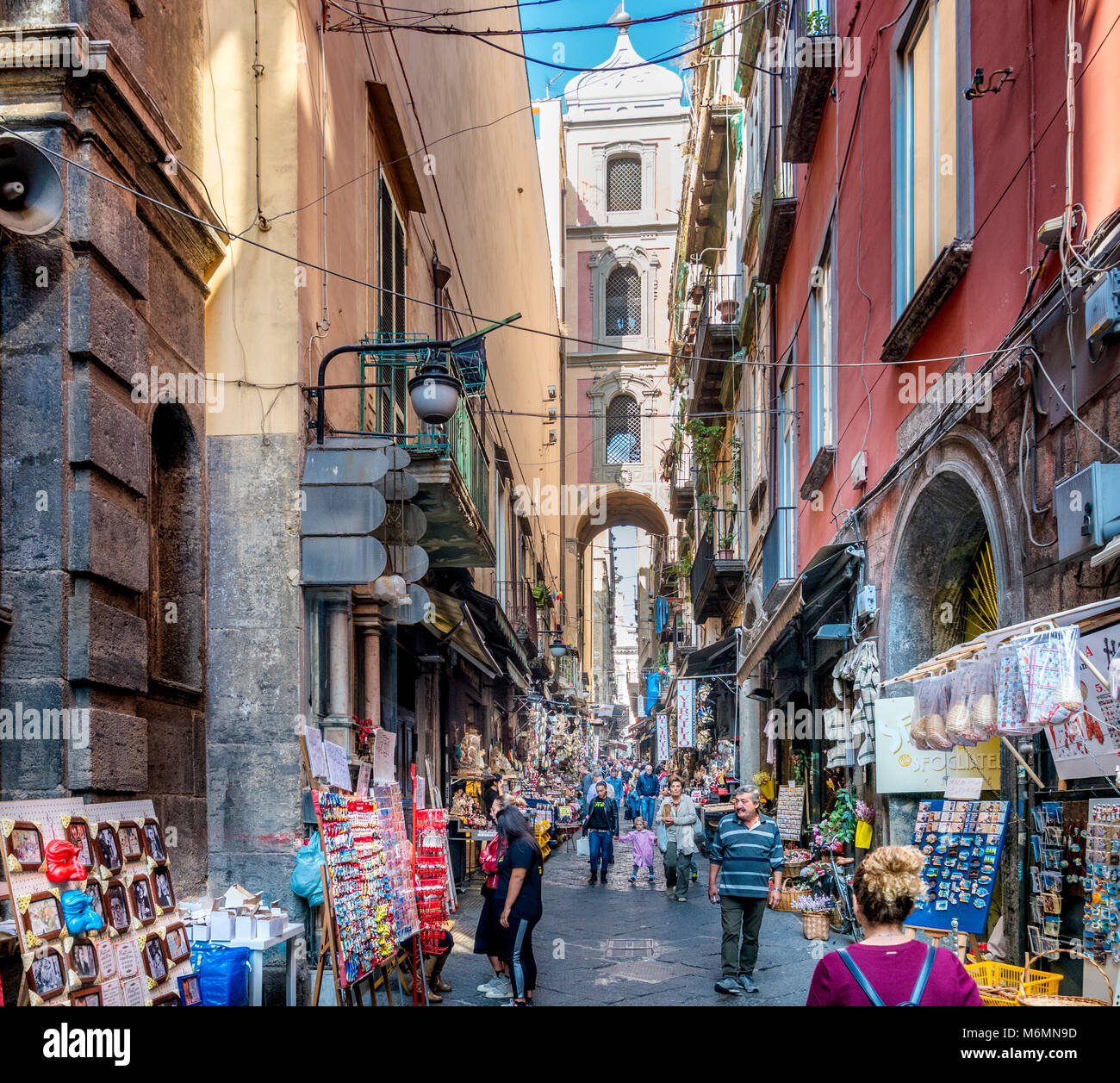 Schmale touristische Straße mit Geschenkeladen in Neapel, Italien. Stockfoto