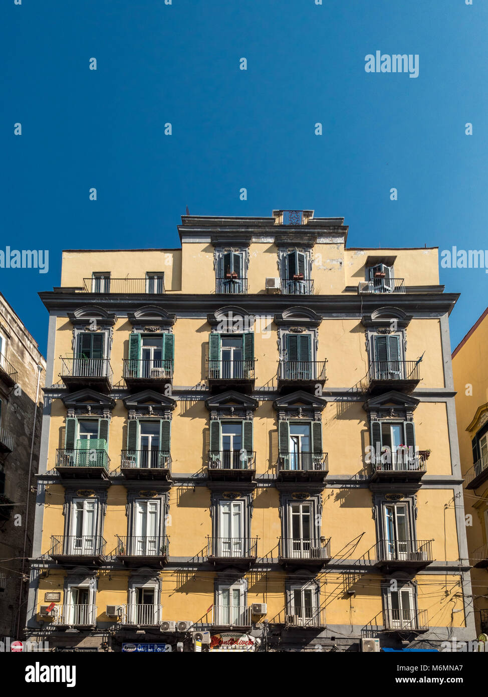Typische Gehäuse in Wohnblocks, Neapel, Italien. Stockfoto