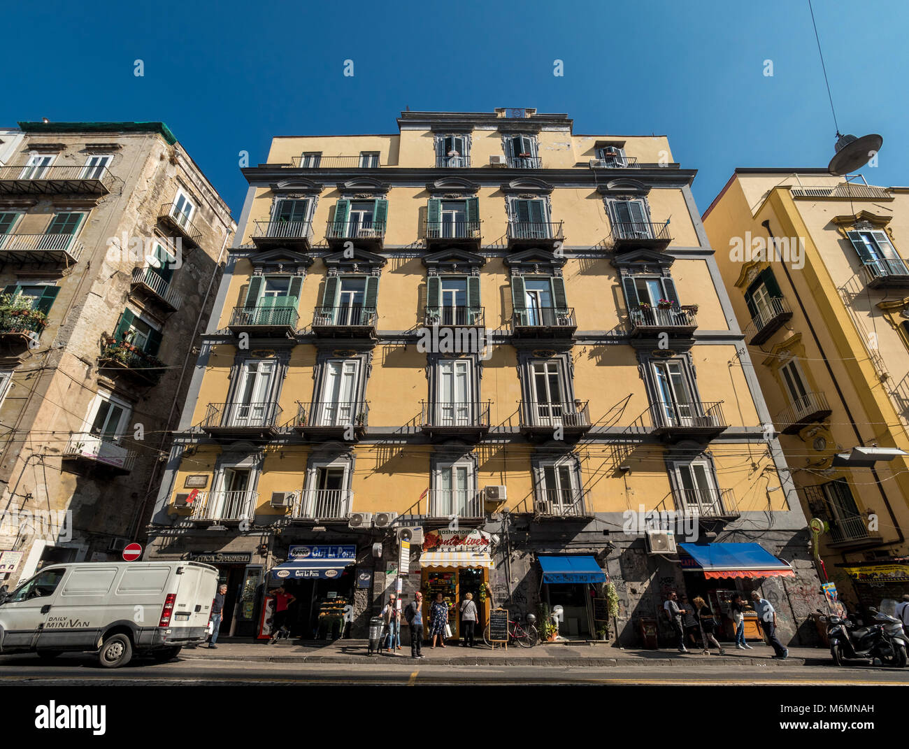 Typische Gehäuse in Wohnblocks, Neapel, Italien. Stockfoto